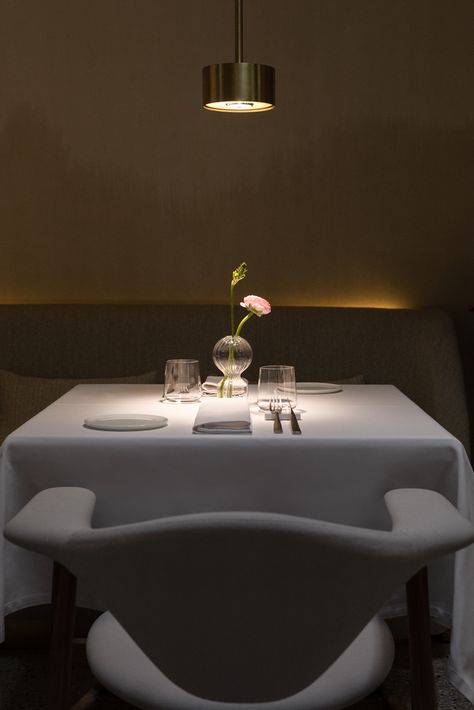 Restaurant Table Lighting, Fine Dining Interior Design, Restraunt Aesthetic, Fine Dining Restaurant Interior Design, Fine Dining Table, Restaurant Table Decor, Moscow Restaurant, Market Restaurant, Dining Interior