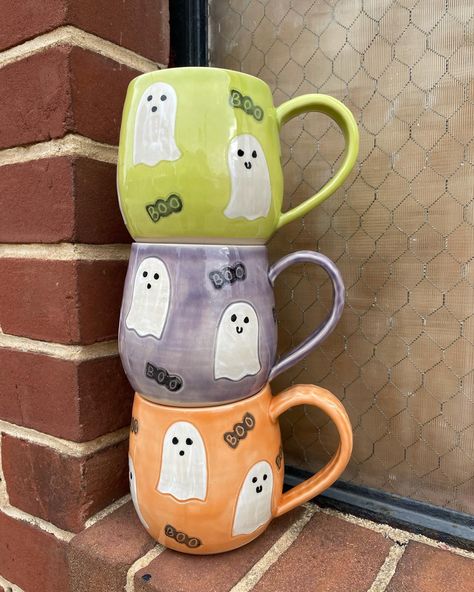 Halloween Pottery Mugs, Fall Themed Pottery, Color Me Mine Halloween Ideas, Ceramic Painting Halloween, Halloween Mug Painting Ideas, Spooky Pottery Painting, Pottery Painting Ideas Halloween, Halloween Mug Ideas, Fall Mug Painting Ideas