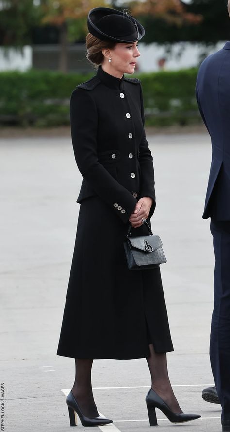 Kate Middleton Style Aesthetic, Kate Middleton Christmas Outfit, Kate Middleton Iconic Looks, Princess Kate Middleton Dresses, Kate Middleton In Black, Kate Middleton Winter Style, Catherine Middleton Style, Kate Middleton Black Dress, Kate Middleton Black Outfit