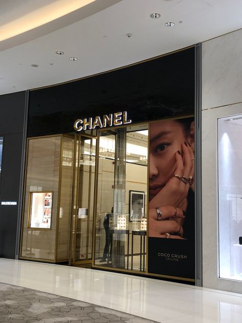 Chanel Building Aesthetic, Chanel Icons Aesthetic, Luxury Store Aesthetic, Pic Of Jennie, Chanel Girl Aesthetic, Chanel Aesthetic Wallpaper, Chanel Core, Luxury Shopping Aesthetic, Shopping Aesthetic Luxury