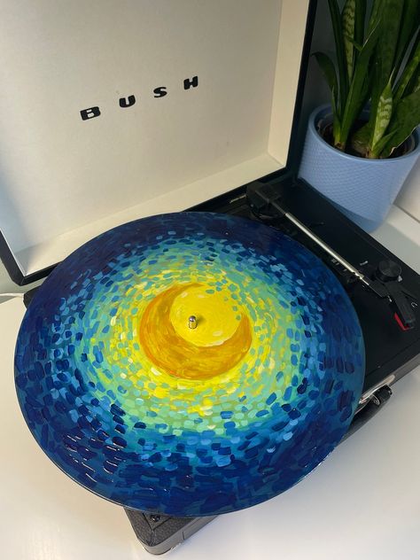 Want that extra special gift for a loved one? Or just treating yourself? Then look no further!  A homage to Van Gogh's Starry Night. This hand painted record presents bright colours of blue and yellow that are sure to catch any persons attention!  ✍🏼 Hand painted on recycled record vinyls! If you would like your very own              personalised record, please feel free to drop me a message. 🌍 Environmentally friendly use of up-cycling records but also post and               packaging! I send Homage Gift Ideas, Room Decor Ideas Blue Walls, Moon Gift Ideas Diy, Hand Craft Gifts, Drawing Ideas Room Decor, Painted Records On Wall, Hand Painted Ideas, East Things To Paint, Paintings To Gift