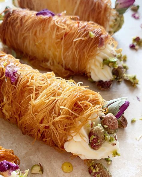 Kunafolis - Kunafah meets Cannoli Kunefe Recipe, Late Night Thinking, Baklava Rolls, Fusion Desserts, Finger Desserts, Greek Recipes Dessert, Arabic Desserts, Pistachio Recipes, Arabic Dessert