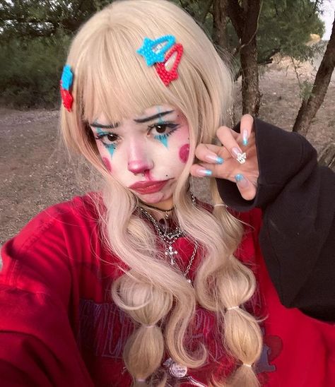 monstra0.o | alt clown makeup Alt Clown Costume, Cute Clown Outfit Ideas, Monstra Clown Makeup, Silly Clown Makeup, Cute Scary Clown Makeup, Kawaii Clown Makeup, Monstra0.3 Makeup Clown, Alt Clown Makeup, Clown Hairstyles