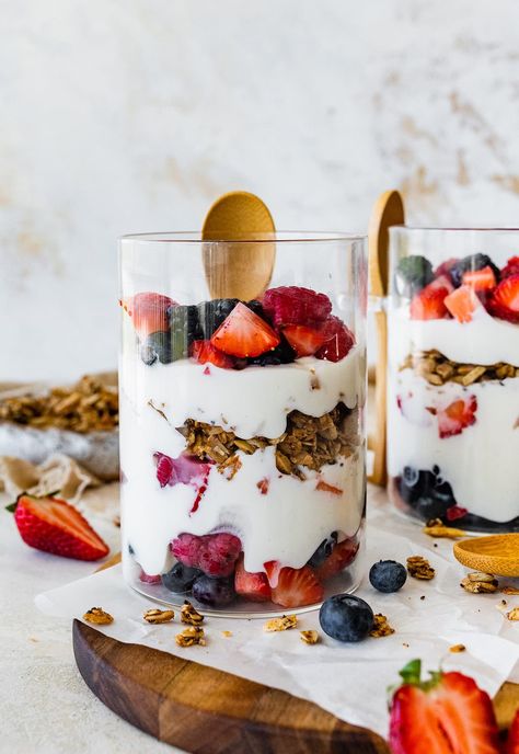 Yogurt Parfait Aesthetic, Homemade Parfait, Italian Brunch, Low Sugar Yogurt, Healthy Parfait, Yogurt Parfait Recipe, Fruit And Yogurt Parfait, Easy And Healthy Breakfast, Fruit And Yogurt