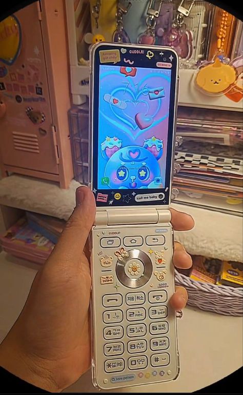 2000s Flip Phone Aesthetic, Samsung Flip Phone, Cute Clothes Kawaii, Japanese Cell Phones, 2000s Phone, Flip Phone Aesthetic, Blogging Apps, Samsung Flip, Cute Camera