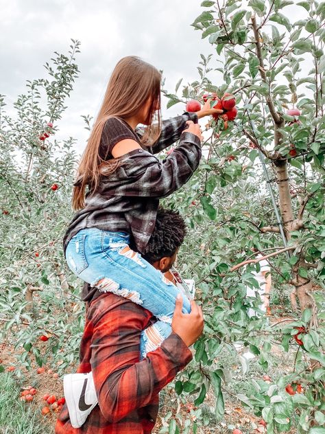 Apple Picking Outfit Couple, Couple Poses Apple Orchard, Cute Autumn Couple Pictures, Cute Couple Pics Pumpkin Patch, Fall Couple Pictures Apple Orchard, Apple Picking Outfits Fall, Apple Picking Poses Couple, Cute Couple Halloween Pictures, Cute Apple Picking Photos