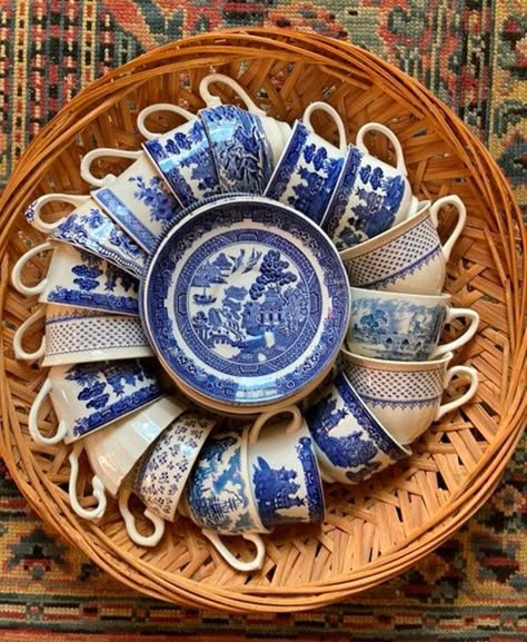 Blue And White Dishes, Vibeke Design, Antique Booth Ideas, Blue Willow China, Vintage Booth, Blue Dishes, Blue And White Decor, Blue White Decor, Antique Booth