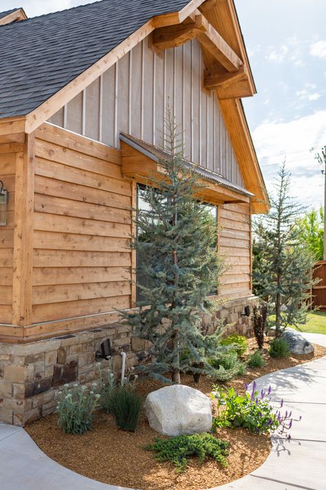 Western Curb Appeal, Log House Landscaping, Front Yard Landscaping Mountain Home, Brick On Lower Half Of House, Cabin Front Yard, Natural Wood Siding Exterior, Cabin Exterior Landscaping, Cabin Retreat Interior, Log Cabin With Stone Exterior