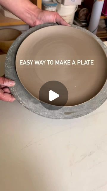 Ceramic Techniques Tutorials, Diy Ceramic Plate, Pottery Ideas For Beginners, Ceramic Tutorials, Plate Clay, Ceramic Plates Designs, Ceramic Plates Art, How To Make Ceramic, Ceramic Dishware