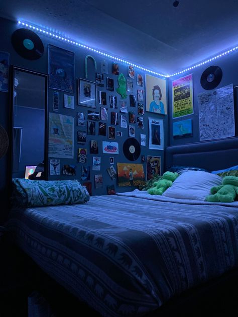 Asthetic Room Decor Ideas For Teen Boys, Boys Room Ideas Teenagers, Y2k Bedroom Aesthetic, Boys Dorm Room, Gamer Bedroom, Teenager Bedroom Boy, Teenage Boy Room, Teen Boy Room, Uni Room