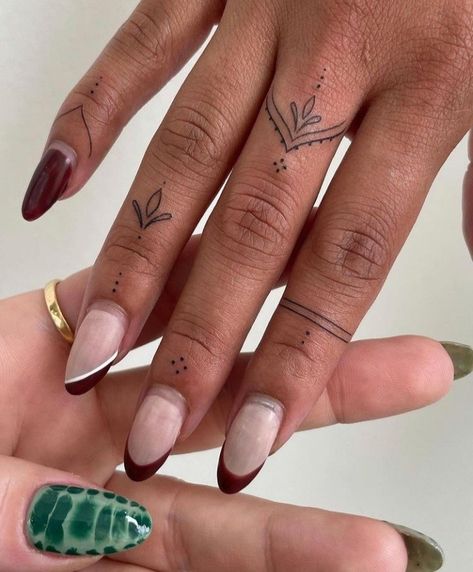 Simple Finger Tattoo, Tatoo Dog, Simple Hand Tattoos, Bohemian Tattoo, Toe Tattoos, Small Finger Tattoos, Finger Tattoo For Women, Cute Hand Tattoos, Hand And Finger Tattoos