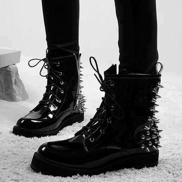 #Spike #Black #Punk #Gothic Thalia Grace, Converse Outfits, Punk Shoes, Style Converse, Genius Ideas, Latest Shoe Trends, Looks Black, Combat Boot, Barbara Palvin