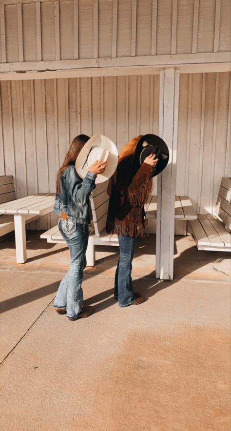 Cowgirl Friends Pictures, Country Best Friend Pictures, Best Frieds, Western Photoshoot Ideas, Western Photo Shoots, Country Friends, Country Best Friends, Bestie Photos, Cowgirl Photoshoot