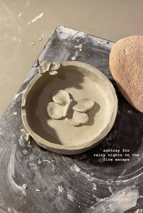 Clay Art Bowls, Pottery Dishes Ideas, Aesthetic Clay Bowl, Clay Decorations Aesthetic, Clay Bowls Aesthetic, Easy Airdryclay Ideas, Clay Ideas Tray, Cool Clay Ideas Aesthetic, Poterry Clay Ideas Cute