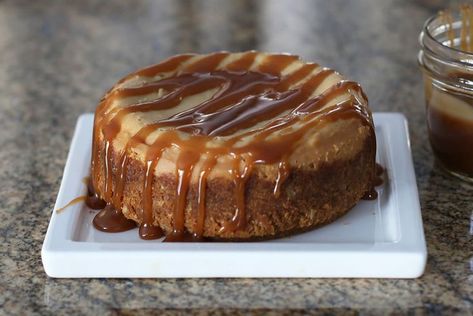 Crockpot Breads, New Orleans Desserts, Pecan Praline Cheesecake, Praline Cheesecake, Chocolate Pudding Cake, Pecan Praline, Slow Cooker Recipes Dessert, Family Desserts, Cheesecake Lovers