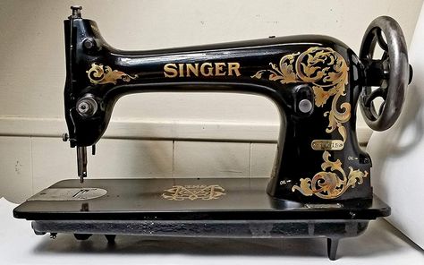 Sewing Machine Decals, Sewing Machine Tattoo, Sawing Machine, Treadle Sewing Machines, Old Sewing Machines, Antique Sewing Machines, Vintage Sewing Machine, Needle Holder, Vintage Sewing Machines