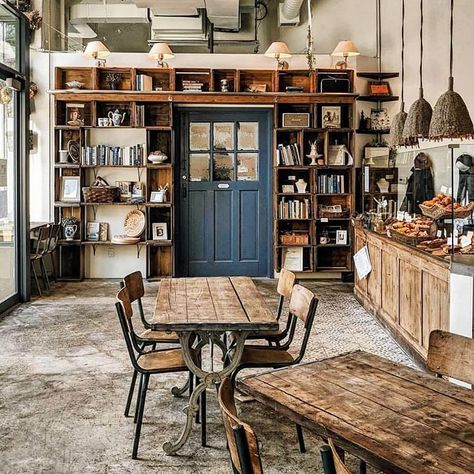 rustic wood always creates comfy environment where you want to spend time with a cup of coffee Display Visual Merchandising, Design Café, Bg Design, Interior Vintage, Coffee Shops Interior, Workshop Design, Shop House Plans, Interior Display, Shop Window Design