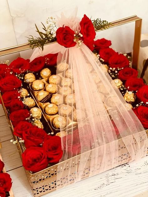 LUXURY CHOCOLATE HAMPER Chocolate Packing For Wedding, Wedding Thaal Ideas, Marawa Box Ideas, Wedding Taals Ideas, Wedding Gift Hamper Ideas, Wedding Hamper Ideas, Wedding Gift Pack Wrapping Ideas, Gift Packing Ideas Wedding, Engagement Hamper Ideas