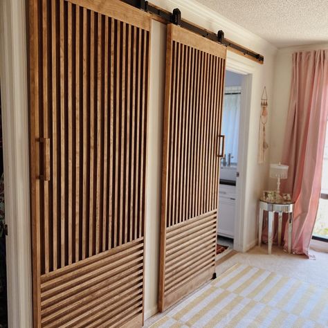 Slatted mid-century sliding barn doors Modern Sliding Doors Interior, Mid Century Modern Interior Doors, Interior Doors Styles, Closet Door Ideas, Modern Closet Doors, Modern Bedroom Lighting, Bedroom Inspirations Minimalist, Interior Door Trim, Mid Century Bedroom