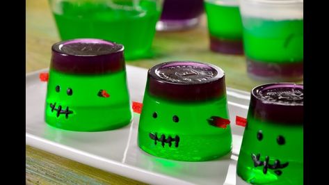 Cómo hacer Gelatinas de Frankestein para Halloween Easy Halloween Snacks, Postres Halloween, Bolo Halloween, Fun Halloween Party Games, Jelly Shots, Halloween Food Treats, Fun Halloween Food, Food Art For Kids, Halloween Party Games