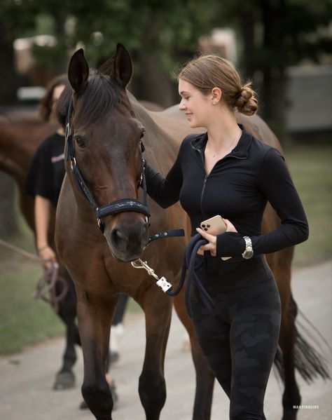 Old Money Horse Riding Outfit, Horse Riding Outfit Aesthetic, Equestrian Hairstyles, Horse Riding Photography, Fall Outfits Old Money, Old Money Outfit Women, Horse Girl Outfits, Clothes Old Money, Summer Old Money