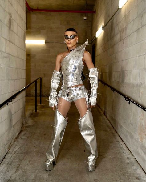 Futuristic Men Outfit, Silver Outfits Men, Futuristic Costume Men, Futuristic Party Outfit, White Futuristic Outfit, Futuristic Theme Party, Silver Prom Suits, Futuristic Outfit Men, Futuristic Fashion Male