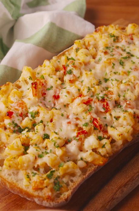 cheesy-shrimp-garlic-bread Shrimp Bread, Cheesy Shrimp, Shrimp Toast, Cheese Appetizer, Breaded Shrimp, Shrimp Appetizers, Roasted Shrimp, Garlic Bread Recipe, Garlic Cheese