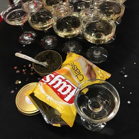 image Caviar Potato Chips, Caviar And Potato Chips, Champagne And Caviar Party, Potato Chip Rock, Toast Points, Champagne Brunch, Holiday Cocktail Party, Champagne Taste, Potato Chip