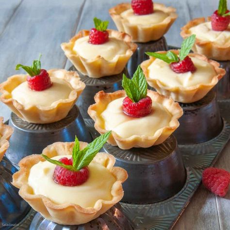 Finger Deserts Parties, Tart Filling Ideas, Mini Lemon Desserts, Tartes Recipes, Mini Tarts Dessert, Lemon Desserts Recipes, Dessert Tarts Mini, Fruit Tart Filling, Petit Four Recipes