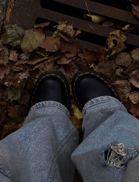 Boots Aesthetic Pictures, Fall Indie Aesthetic, Doc Marten Aesthetics, Indie Dark Aesthetic, Dark Fall Aesthetic Outfits, Doc Marten Aesthetic, Aesthetic Outfits Jeans, Grunge Fall Aesthetic, Dark Indie Aesthetic