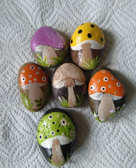 Diy Stone Mushrooms, Painting Mushrooms On Rocks, Rock Painting Garden Ideas, Painted Rocks For The Garden Landscaping, Mushroom Rock Art, Mushrooms Painted On Rocks, Fairy Garden Painted Rocks, Stone Painting Garden Rock Art, Rock Painting Animals Easy