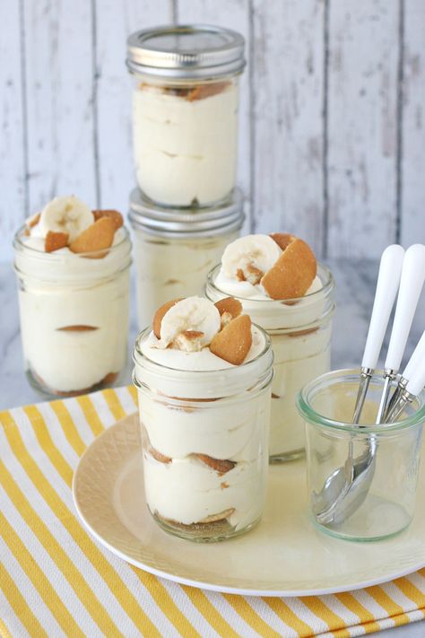 This delicious recipe for Magnolia Bakery Banana Pudding is one of my favorite treats of all time! Creamy pudding, fresh banana and luscious whipped cream! Chocolate Banana Pudding, Magnolia Bakery Banana Pudding, Banana Pudding Desserts, Jar Desserts, Mason Jar Desserts, Banana Pudding Recipe, Magnolia Bakery, Creamy Pudding, Magnolias Bakery