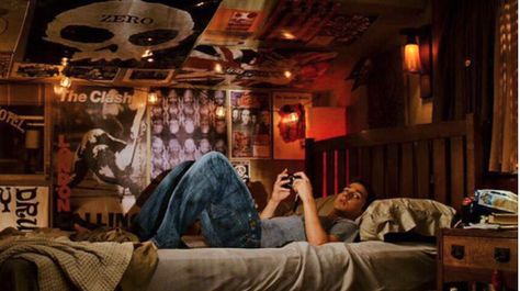 Boy's bedroom from Disturbia (2007) Sala Grunge, Movie Bedroom, 90s Bedroom, Teenager Bedroom Boy, Grunge Room, Classic Bedroom, Teenage Bedroom, Bedroom Goals, Trendy Bedroom