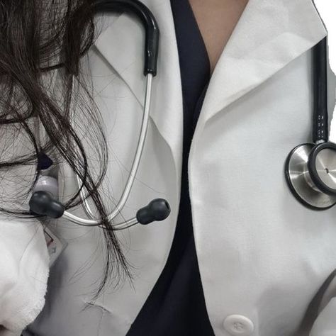 Doctor Stethoscope Aesthetic, Woman Surgeon Aesthetic, Doctor Woman Aesthetic Medical, Woman Surgeon, Doctor With Stethoscope, White Coat And Stethoscope, Doctor Coat, Medical School Life, Medicine Student