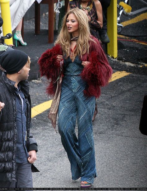 The largest photo gallery for Beyoncé Knowles with 100,000+ pictures, including photoshoots, appearances, performances, candids and more. Red Fur Coat, Beyonce Music, Beyonce Outfits, Beyonce Knowles Carter, Rockstar Gf, Ellen Von Unwerth, Beyonce And Jay Z, Beyonce Queen, Beyonce And Jay