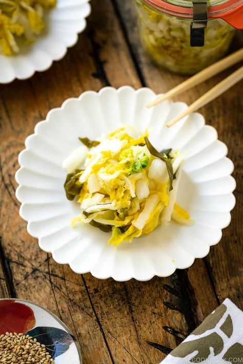 This Pickled Napa Cabbage (Tsukemono) is a refreshing side dish to go with any Japanese or Asian dish. It's super easy and quick to make! Alternatively, you can use regular green cabbage. #napacabbage #tsukemono #pickles | Easy Japanese Recipes at JustOneCookbook.com Vegetarian Japanese Curry, Japanese Vegetarian Recipes, Napa Cabbage Recipes, Fermenting Vegetables, Vegetarian Japanese, Quick Pickle Recipe, Japanese Side Dish, Cabbage Side Dish, Asian Dish