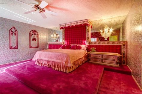 2055 S. Joshua Tree Place in Palm Springs, Calif. Photo: Berkshire Hathaway HomeService Palm Springs Houses, Palm Springs House, Palm Springs Home, Awesome Architecture, Living Vintage, Retro Renovation, Pink Bedroom, The Bedroom, Retro Home