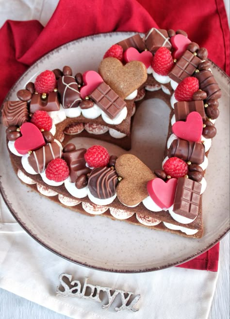 Idee per conquistare la tua dolce metà a San Valentino? Prepara una deliziosa cream tart! Dolce San Valentino, Cream Tart Decoration, Cream Tart Cake, Alphabet Cake, Cookie Cake Designs, Cake Tart, Paris Cakes, Cake Roll Recipes, Cream Tart