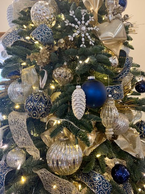 Ideas Decoracion Navidad, Blue Christmas Tree Decorations, Glam Christmas Tree, Navy Christmas, Blue Christmas Decor, Tree Themes, Glam Christmas, Blue Christmas Tree, Silver Christmas Tree