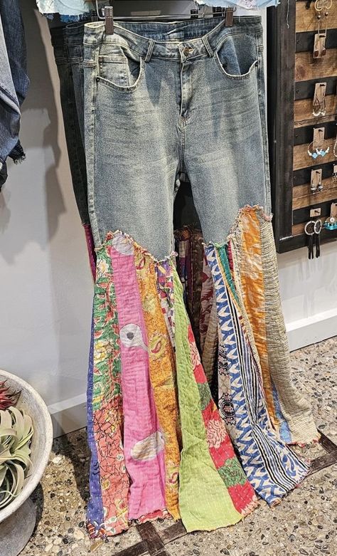 Diy Hippy Pants, Jeans With Crochet Ideas, Easy Sew Pants, Patchwork Bell Bottom Jeans, Upsizing Jeans, Boho Jeans Outfit, Quilted Outfit, Upcycled Fashion Refashioning, Diy Bell Bottom Jeans