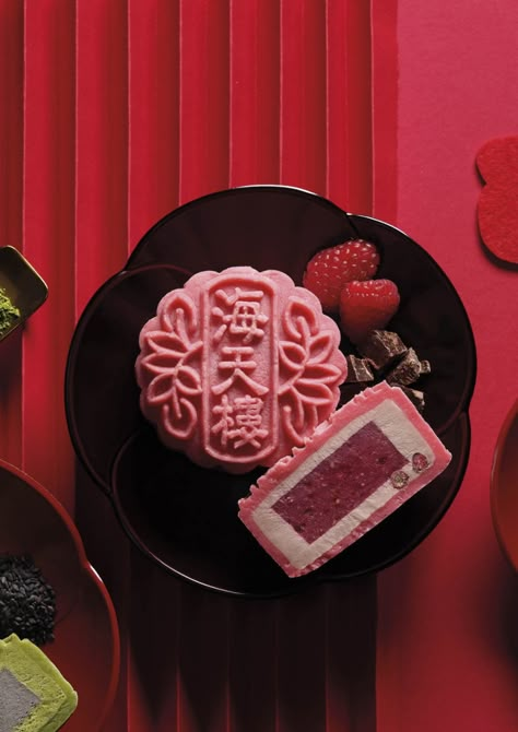 Baked Mooncake Recipe, Snowskin Mooncake Recipe, Chocolate Mooncake Recipe, Mooncake Aesthetic, Matcha Black Sesame, Snowskin Mooncake, Mooncake Recipe, Moon Cakes, Raspberry Chocolate