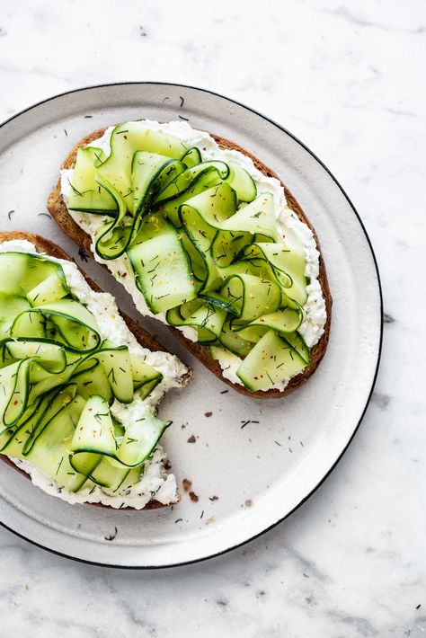 SHAVED CUCUMBER LEMON HERB LABNEH TOAST - ful-filled Open Face Sandwich, Fedtforbrændende Mad, Sandwich Vegetarian, Lemon Herb, Open Face, Toast Recipes, Food Photo, Avocado Toast, Hummus