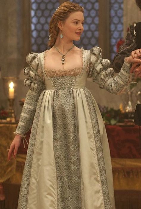 Historical Gowns, Tudor Fashion, Holliday Grainger, Lucrezia Borgia, Medieval Gown, The Borgias, Old Dresses, Medieval Dress, Medieval Clothing