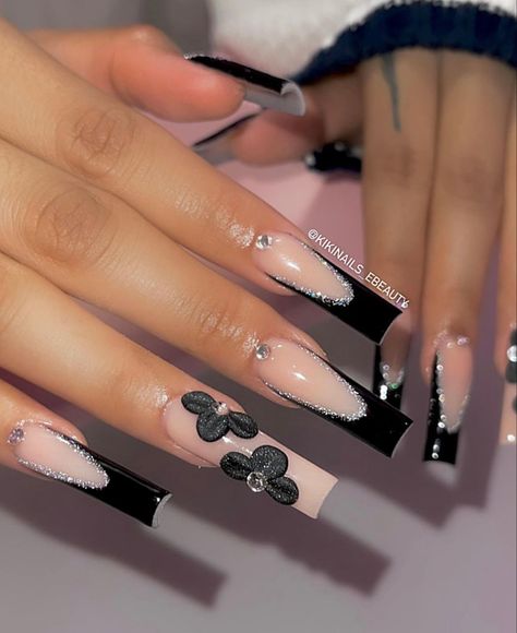 Black Nail Designs With 3d Flowers, Black Acrylic Nails Flower, Black Nails 3d Flowers, Simple Acrylic Nails With Charms, Silver N Black Nails, Latina Acrylic Nails Black, Flower Black Nails, Black Acrylic Nails With Flowers, Black Flower Acrylic Nails