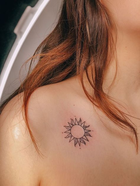 Sun Tattoo Shoulder, Tattoo Sonne, Sun Tattoo Designs, Bone Tattoos, Petite Tattoos, Sun Tattoos, Collar Bone Tattoo, Play Guitar, Discreet Tattoos