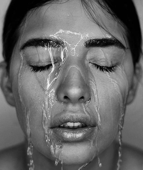 Black And White Photography Portraits, Fashion Fotografie, Water Dripping, Photography Male, Portrait Creative, Black And White Art Drawing, Photographie Portrait Inspiration, Self Portrait Photography, Portrait Photography Women