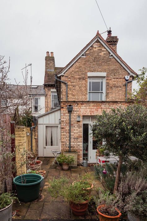 House And Garden Uk, Tiny Cottage Interior, Small English Cottage, British Cottage Interior, Cottages Interiors, Cottage Tour, Beautiful Mansions, City Cottage, British Homes