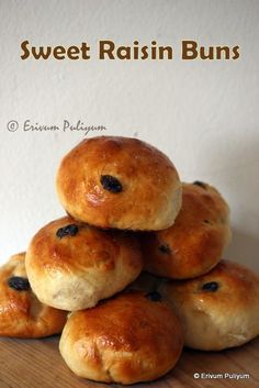 Bakery Buns, Indian Bakery, Raisin Buns, Raisin Recipes, Bakery Treats, Pembuat Roti, Baking Buns, Raisin Bread, Sweet Dough