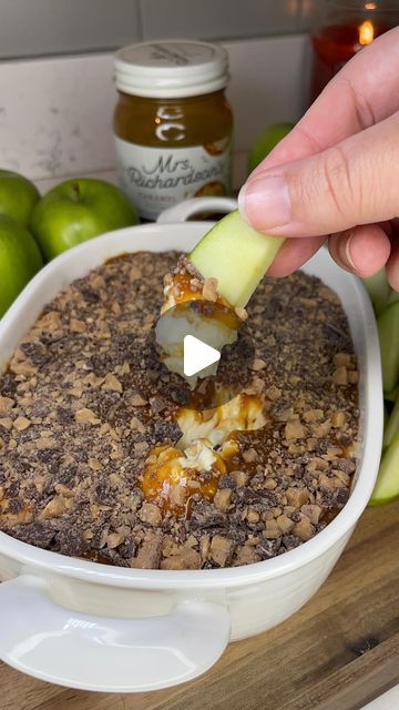 Ashley 🇵🇷 food | drinks | recipes on Instagram: "Caramel Apple Dip 🍏🍂😋 Full recipe below! 

IB - @cookinwithmegg 

• @phillycreamchs no-bake cheesecake 
• @mrs.richardsons caramel sauce 
• @heath_toffee english toffee bits OR mini chocolate chips

- scoop no bake cheesecake into bottom of baking dish; use a rubber spatula to smooth into even layer 
- drizzle caramel sauce on top of cheesecake then use a spoon or rubber spatula to spread it into an even layer (depending on the brand of caramel you use, you may need to heat it up for a few seconds in the microwave to thin it out) 
- sprinkle heath toffee bits or mini chocolate chips on top 
- serve with sliced apples, graham crackers, shortbread cookies, etc. 

#caramel #caramelapple #caramelapples #caramelappledip #appledip #apple #app Toffee Caramel Cheesecake Dip, Caramel Toffee Dip, Chocolate Caramel Apple Slices, Sweet Appetizers, Condensed Milk Recipes Desserts, Heath Toffee, Milk Recipes Dessert, Toffee Cheesecake, Caramel Apple Slices