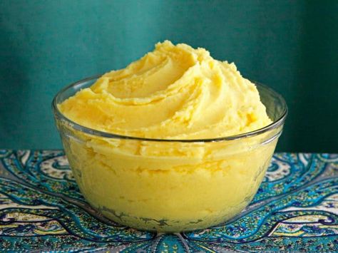 Saffron Mashed Potatoes - Vegan mashed potatoes, dairy free. Creamy and buttery flavored, a little exotic with garlic, coconut milk and saffron. via @toriavey Essen, Sukkot Recipes, Gourmet Mashed Potatoes, Vegan Potato Recipes, Cauliflower Mashed, Rosh Hashanah Recipes, Saffron Recipes, Jewish Holiday Recipes, Kosher Cooking